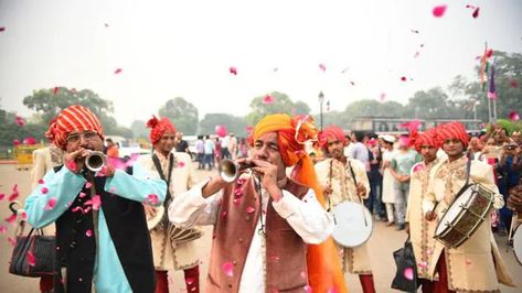 Phool Waalo’n ki Sair: When Delhi says it with flowers delhi news Updated on Nov 04, 2017 01:14 PM IST Initiated by an emperor and embraced by his people, this 19th-century festival is a living example of India’s syncretic traditions Jama Masjid, Modern India, Red Fort, Mughal Empire, States Of India, British Government, Favorite Son, Ancient Temples, Flower Quotes