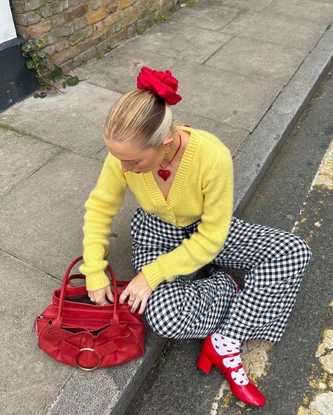 out in my chef trousers 👩‍🍳♥️ Pop Outfit Ideas, Fashion Girlies, Playful Outfits For Women, Outfit Cute, Bold Style, Style Clothes, Casual Fall Outfit, Funky Aesthetic Outfits, Trousers Outfit