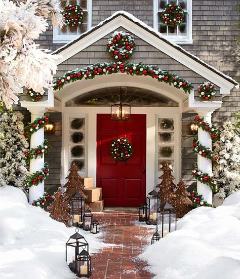 It's that time of year to start thinking about decorating your front entrance. And this gallery has dozens and dozens of stunning ideas for you! Christmas Porch, Red Front Door, Christmas Decor Inspiration, Christmas Porch Decor, Front Porch Christmas Decor, God Jul, Chic Christmas, Noel Christmas, Merry Little Christmas