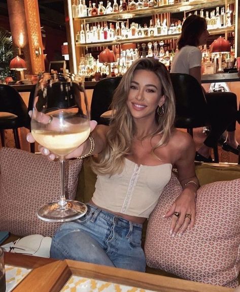 How To Pose At Dinner, Cindy Prado Hair, Restaurant Ig Pics, Restaurant Selfie Ideas, Bar Poses Instagram, Selfie With Wine, Mexico Pics Ideas, Brunch Poses Instagram, Posing With Drink