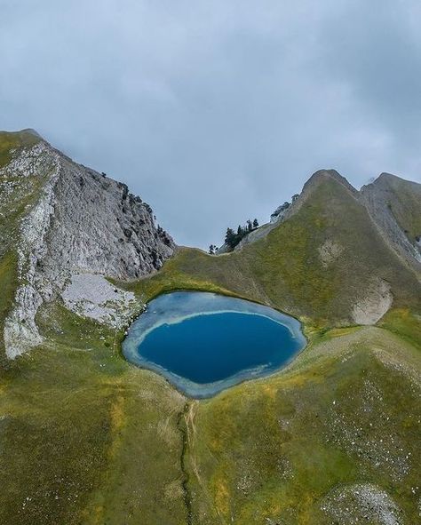 Greece Mountains, Greek Mountains, Mountain Lake, Greece Travel, Greek Islands, The Dragon, Beautiful Landscapes, Trekking, Good Times