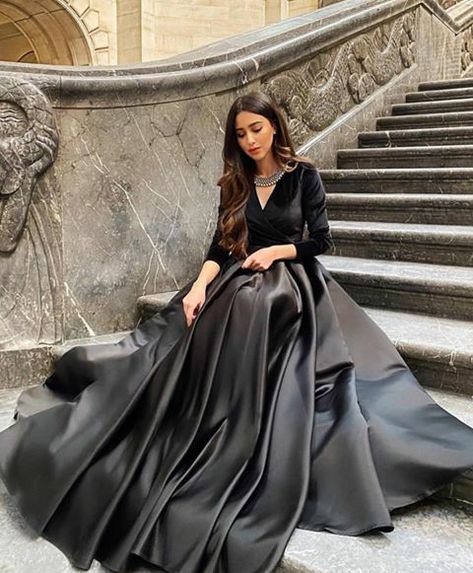 Gown Party Wear Black, Desi Long Dress, Gown Ideas Indian Simple, Black Gown Indian Party Wear, Lehenga Modest, Gown Ideas Indian, Prom Dresses Asian, Black Gown Indian, Modest Lehenga