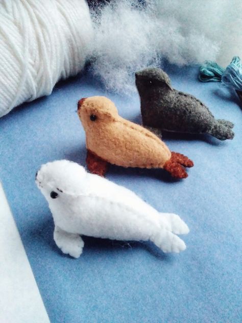 Felt Seal Pattern, Seal Plushie Pattern, Small Plushies Diy, Small Stuffed Animals To Sew, Felt Plush Ideas, Diy Felt Plushies, Felt Plushies Pattern Free, Handsewn Plushies, Seal Sewing Pattern