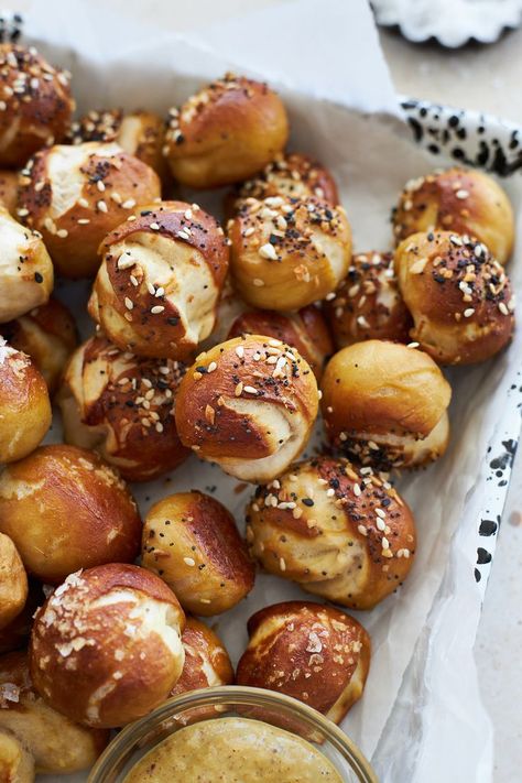 Sourdough Discard Pretzel Bites on a black and white tray. Discard Pretzel Bites, Sourdough Starter Discard Recipe, Homemade Sourdough Bread, Sourdough Starter Recipe, Sourdough Discard, Sourdough Baking, Starters Recipes, Sourdough Recipes, Everything Bagel