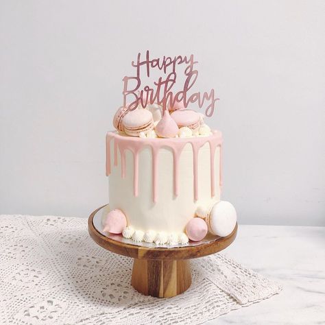 Birthday Cakes Pink And White, Pink Cake Ideas Simple, Pink Party Cake Ideas, Cake With Drip, Baby Pink Cake Ideas, Pink And White Cake Ideas, Pink White Birthday Cake, Pink Pastel Cake, Macarons Cake Ideas