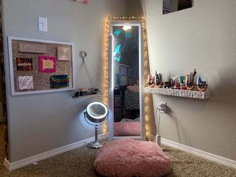 Floor Vanity Ideas Bedroom, Floor Makeup Station, Small Makeup Area, Makeup Area In Bedroom, Small Cozy Corner, Corner Aesthetic, Bedroom Sitting Area, Bedroom Ideas For Small Rooms Cozy, Bedroom Sitting