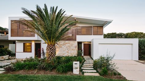 Byron Bay Beach House House Facades Australia, Coastal Facade, Australian Beach House, Byron Bay Beach, Wallpaper Australia, Beachfront House, Beach House Exterior, Garden Beach, Beachfront Home