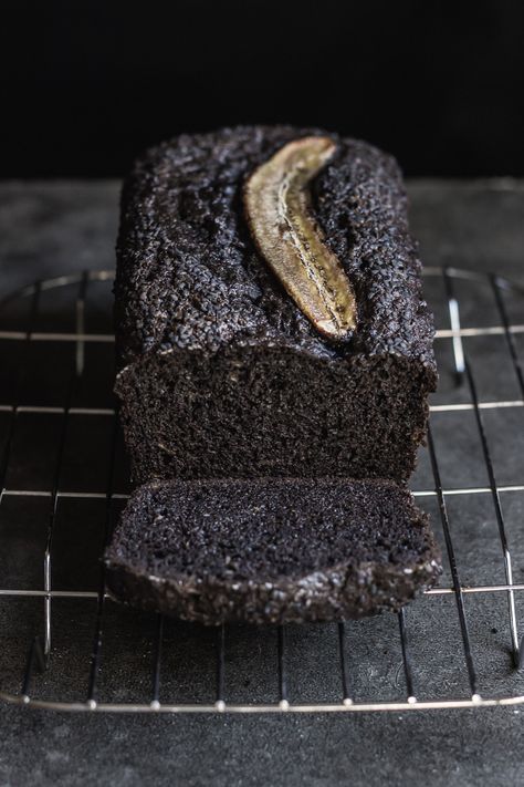 BLACK SESAME CHOCOLATE BANANA BREAD - ful-filled Macy Core Aesthetic, Black Sesame Dessert, Sesame Chocolate, Chocolate Cake Ideas, Sesame Recipes, Japanese Pancake, Mini Bundt Cakes, Desserts Vegan, Cake Vegan