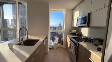 New York Apartment Decor, Kitchen Fridge Cabinet, Wall Microwave, New York Apartment Aesthetic, Luxury Nyc Apartment, New York Apartment Interior, Apartments New York, Apartamento New York, New York Kitchen