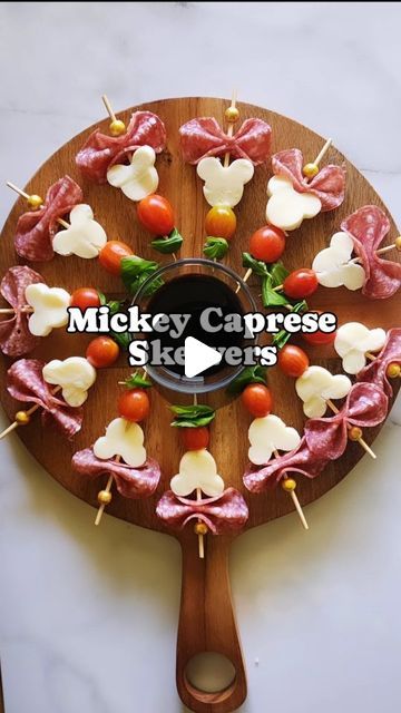 Disney Inspired Appetizers, Disney Themed Appetizers, Minnie Mouse Fruit Tray, Disney Charcuterie Board Ideas, Mickey Charcuterie Board, Disney Charcuterie Board, Disney Party Snacks, Minnie Charcuterie Board, Mickey Themed Food