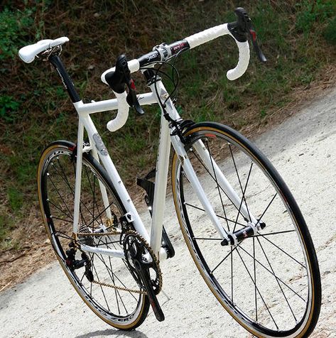 Peugeot Bike, Bici Retro, Bike Shelf, Bike Outfits, Classic Road Bike, Road Bike Vintage, Retro Bike, I Want To Ride My Bicycle, Cycling Touring