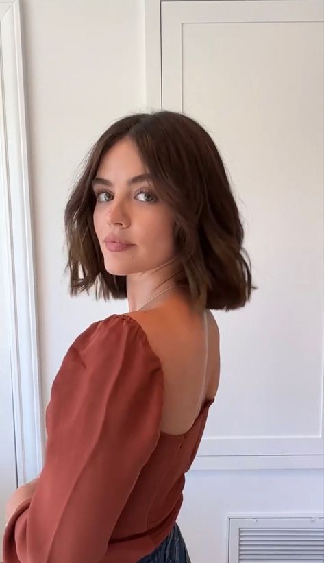 Brunette Bob Thick Hair, Hair Above The Shoulders, Short Hairstyle Women Lob, Short Hair Middle Part Round Face, Short Brown Hair Above Shoulders, Brunette Above Shoulder Length Hair, Short Haircuts For Women Above Shoulder, Super Short Brunette Hair, Above Shoulder Brown Hair