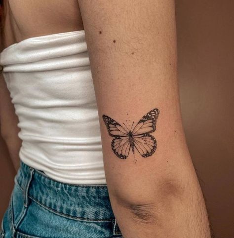 Monarch Tattoo, Tricep Tattoos, Monarch Butterfly Tattoo, Butterfly Tattoos On Arm, Tato Minimal, Butterfly Tattoos For Women, Small Pretty Tattoos, Petite Tattoos, Butterfly Tattoo Designs