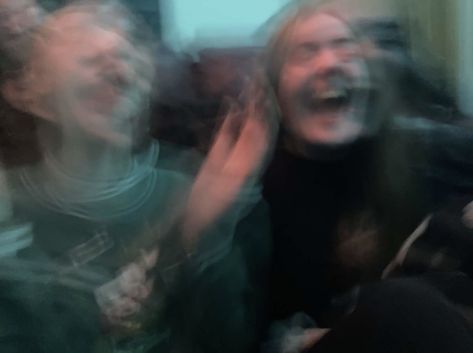 True Friends Pictures, People Being Happy Aesthetic, Happy Personality Aesthetic, Happy Blurry Aesthetic, Laughing Pictures Aesthetic, Blurry Smile Aesthetic, Laughing People Aesthetic, Happy Carefree Aesthetic, Happy Friendship Aesthetic