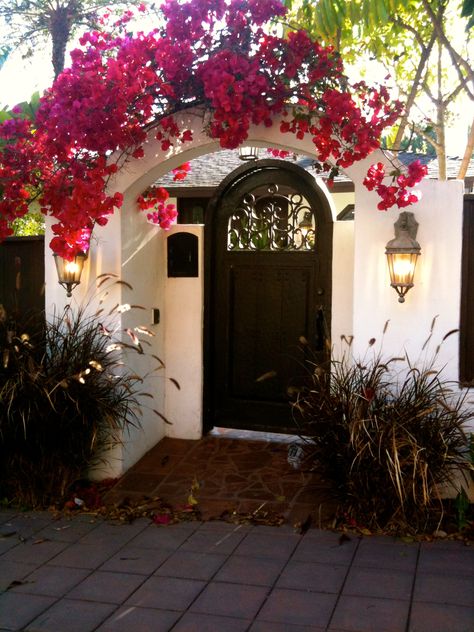 Bougainvillea and archways - common in Santa Barbara neighborhoods Spanish Homes, Diy Curb Appeal, Spanish Bungalow, House Restoration, Mediterranean Home Decor, Spanish Style Home, Spanish Style Homes, Hacienda Style, Mediterranean Decor