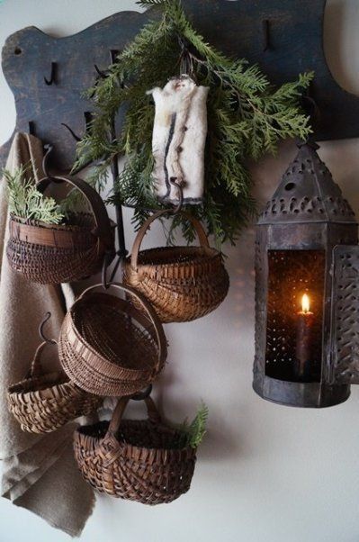 Primitive Christmas, Primative Decor, Vibeke Design, Deco Champetre, Old Baskets, Prim Christmas, Baskets And Boxes, Prim Decor, Colonial Decor