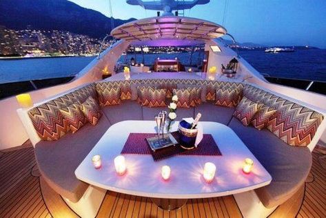 Beautiful safes, private jets, perfumes, pieces of jewelry and timepieces are the ultimate embodiment of the spirit of sophistication.#yatching #luxuryyatch #luxurylife #billionaire Boat Dinner, Yacht Luxury, Luxury Lifestyle Girly, Dinner For 2, Private Boat, Yacht Party, Luxury Lifestyle Women, Yacht Interior, Yacht Life