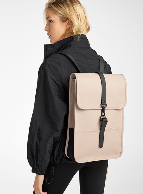 Work Backpack Women, Stylish Laptop Bag, Rains Backpack, Matt And Nat, Backpack Outfit, Street Style Bags, Backpacks For Women, Work Backpack, Trendy Backpacks