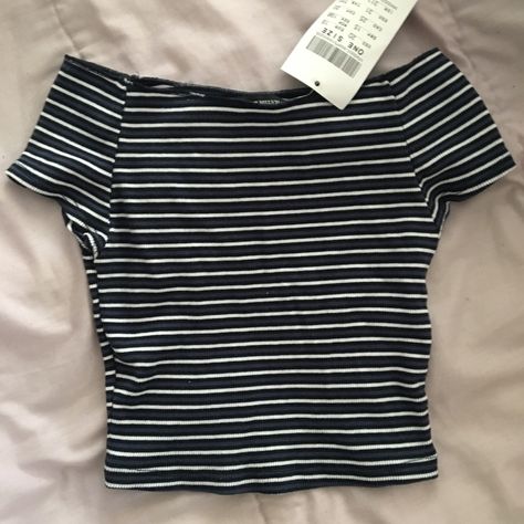 2015 Brandy Melville, Brandy Melville Basics, Brandy Clothes, Brandy Melville Clothes, Blue Striped Shirt Outfit, Brandy Melville Shirts, Brandy Melville Outfits, Tropical Outfit, Brandy Melville Top