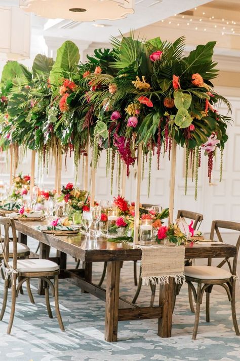 Tropical Wedding Centerpieces, Garden Wedding Centerpieces, Tropical Wedding Theme, Tropical Wedding Decor, Tropical Wedding Inspiration, Rustic Wedding Decorations, Tropical Wedding Flowers, Fiesta Tropical, Flowers And Greenery