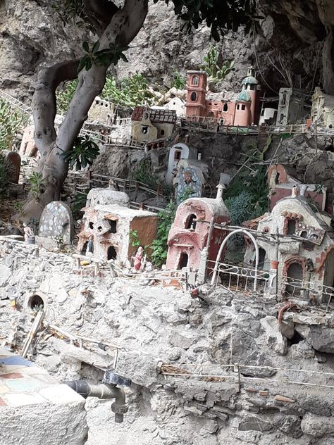 Mouse Village, Village Ideas, Garden Railroad, Miniature Houses, House Garden, Fairy Houses, Fairy House, Mount Rushmore, Home And Garden