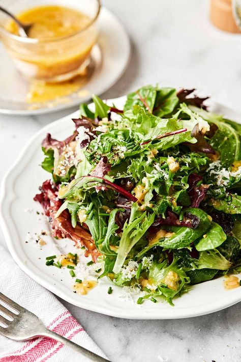 This Fresh Mixed Greens Side Salad is so easy to make but tastes anything but basic! Simply toss your favorite leafy mixed greens with a bright & punchy red wine vinaigrette – a palette-cleansing combo inspired by the classic French bistro salad. The result is a perfect light & fresh side salad for pasta, steak, salmon, & so much more! #mixedgreenssalad #mixedgreensrecipe #sidesalad #sidesaladrecipes #saladrecipes #sidedishes #bistrofood #easyhealthyrecipes Martha Stewart Salad Recipes, French Bistro Salad Recipes, Mix Green Salad Recipes, Side Salad For Pasta, Side Salad For Steak, Salad For Steak, Wine Vinegar Salad Dressing, Red Wine Vinegar Salad, Mixed Green Salads