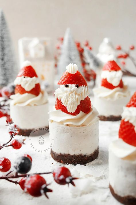 No-Bake Mini Santa Cheesecakes - The Little Blog Of Vegan Christmas Cheesecake Decoration, Christmas Wreath Dessert, Individual Christmas Desserts, Strawberry Santa, Christmas Cheesecake Recipes, Holiday Cheesecake, Cheesecake Decoration, Mini Strawberry Cheesecake, Christmas Diner