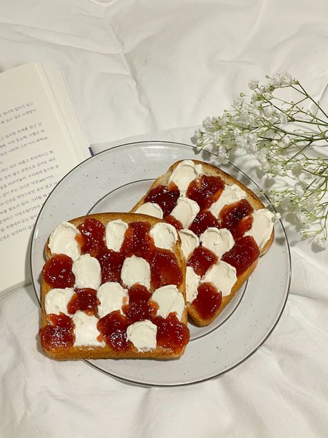 Toast Plating, Toast Decoration, Pretty Toast, Breakfast Toast Aesthetic, Chess Cafe, Aesthetic Toast, Aesthetic Toast Breakfast, Heart Toast, Sandwich Aesthetic