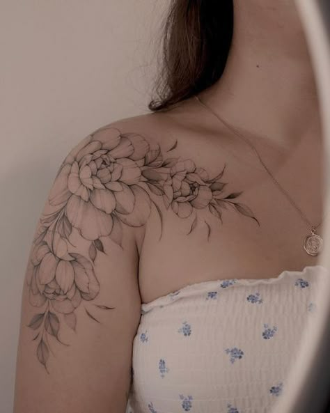 Women Tattoos Flowers, Hydrangea Shoulder Tattoo, Dahlia Tattoo Shoulder, Flower Shoulder Tattoo Stencil, Shoulder Blade Flower Tattoo, Feminine Floral Shoulder Tattoo, Cherry Blossom Shoulder Tattoo For Women, Western Shoulder Tattoos For Women, Peony Tattoo Shoulder