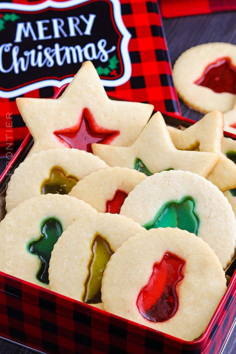 If you're looking for holiday cookies that are pretty and impressive, look no further than these easy stained glass cookies. Christmas Cookie Frosting, Christmas Cookie Exchange Recipes, Glass Cookies, Chocolate Marshmallow Cookies, Cookie Exchange Recipes, Whipped Shortbread Cookies, Stained Glass Cookies, Delicious Christmas Desserts, Christmas Cookie Exchange