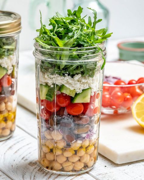 {NEW} Mason Jar Chickpea Greek Salads 🍋🌱🍅 Here's the CRAZY thing. Just a few short years ago, I was NOT a fan of arugula. I never chose to add chickpeas to my salads. I rarely ate the Kalamata olives. Not sure exactly what happened, but I... Greek Salads, Mason Jar Lunch, Salad Jar Recipe, Jar Meals, Jar Salad, Mason Jar Salad Recipes, Healthy Recipes Clean, Salad Meal Prep, Meal Prep Clean Eating