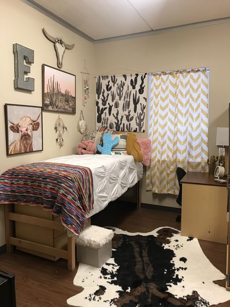 Dorm western cactus Western Dorm Room, Rustic Kids Rooms, Western Room Ideas, Reka Bentuk Bilik Tidur, Cowgirl Bedroom, Western Bedrooms, Western Bedroom Decor, Western Rooms, Western Bedroom