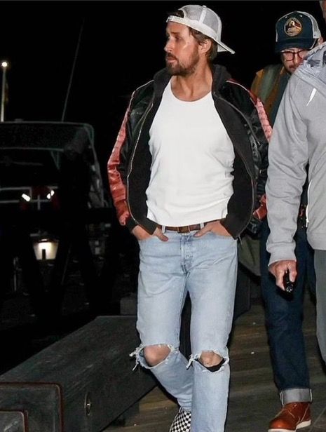 Ryan Gosling Style Casual, Ryan Gosling Clothes, Ryan Gosling Fall Guy Water Scene, Ryan Gosling Fall Guy, Ryan Gosling The Nice Guys, Hey Girl Ryan Gosling, Ryan Gosling Style, Famous Guys, Fall Guy