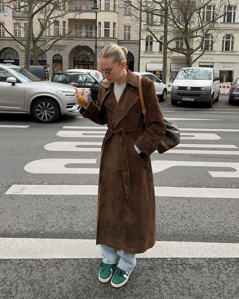 Kristin K. (@tini_leah) • Instagram photos and videos Trenchcoat Fashion, Trench Outfit, Suede Trench Coat, Trench Coat Outfit, Trench Coat Style, Suede Coat, Fall Fits, Coat Outfits, What I Wore