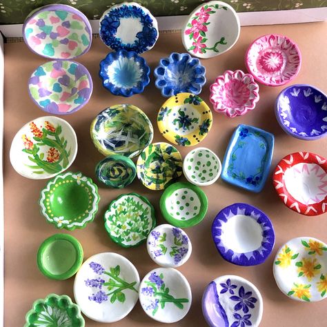 Air dry clay dishes for dollhouse Easy Bake Clay Ideas, Air Dry Clay Doll House Furniture, Miniature Air Dry Clay, Clay Dollhouse Furniture, Air Dry Clay Miniatures Diy, Air Dry Clay Miniatures, Clay Miniatures Diy, Crayola Clay, Dollhouse Cupboard