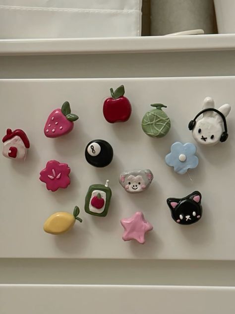 Airdry Clay Fridge Magnets Diy, Cute Clay Magnets, Mini Clay Art Easy, Little Clay Animals, Clay Magnets Diy, Craft Ideas Easy Diy, Fridge Aesthetic, Handmade Fridge Magnets, Clay Fridge Magnets