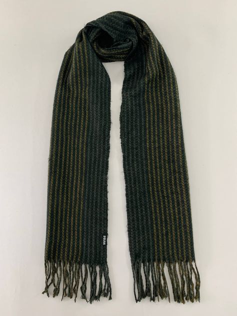 Muffler Outfit Men, Men’s Scarf, Muffler Knitting, Knitting Muffler, Wool Scarf Outfit, Grunge Scarf, 90s Scarf, Scarves Outfits, Muffler Design