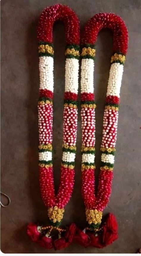 Garland For Red Saree, Malai Designs For Wedding, Rose Malai, Reception Garland, Poola Dandalu, Pelli Dandalu, Varmala Designs, Jai Mala, Flower Mala