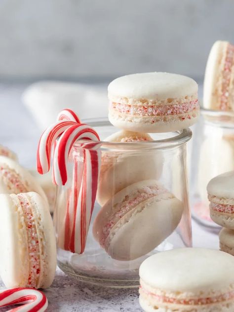 Christmas Macaron Recipe, Peppermint Macarons, Grey Macarons, Stuffed Brownies, White Chocolate Peppermint Bark, French Macaroon Recipes, Spiced Buttercream, Christmas Macarons, Macaron Filling