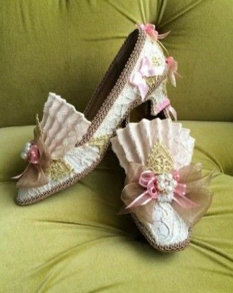 rococo shoes Rococo Aesthetic, Rococo Baroque, Marie Antoinette Costume, Gold Applique, Rococo Fashion, Costume Shoes, Rococo Style, Wedding Heels, Baroque Fashion