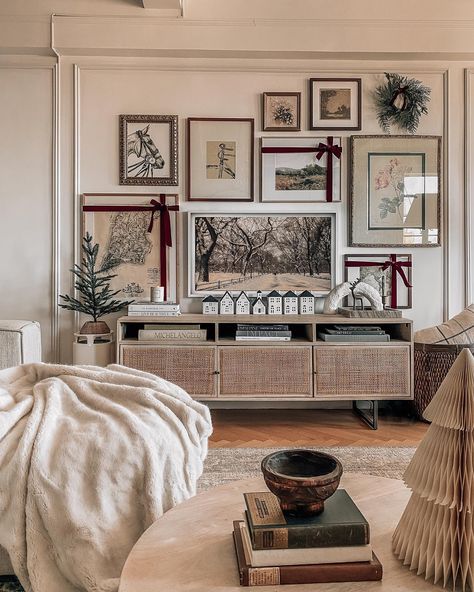 Pretty in the Pines, New York City Lifestyle Blog - A Lifestyle Blog in New York City NYC Holiday Decor Trends, Pretty In The Pines, Christmas Apartment, Christmas Decor Inspiration, The Pines, Christmas Inspo, Christmas Wall Decor, New Wall, Cozy Christmas