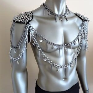 ماثيو ماكونهي, Men Chain, Shoulder Epaulettes, Chain Harness, Diy Kostüm, Drawing Clothes, Fantasy Clothing, Fantasy Fashion, Character Outfits