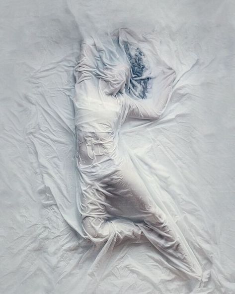 White Sheets, Conceptual Photography, Foto Art, A Level Art, Dark Photography, Fashion Portrait, Dark Beauty, Photography Inspo, Art Plastique