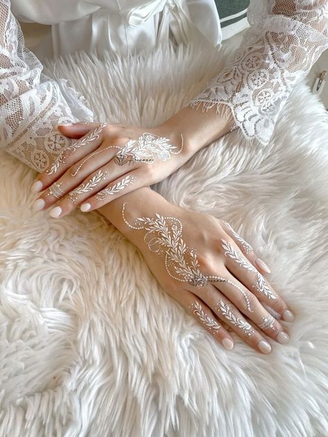 White Henna Designs Wedding, Henna Simple Putih, White Henna Designs Simple, White Henna Simple, Henna Putih Pengantin Simple, Wedding Henna Designs Brides Simple, White Henna Wedding Simple, Henna White Wedding, Henna Wedding Putih