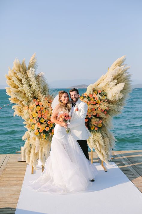 Angel Wings Wedding Decor, Angel Wedding, Wedding Angels, Expo Ideas, Wedding Planning Decor, Arch Decoration, Arch Decoration Wedding, Flower Installation, Decoration Wedding