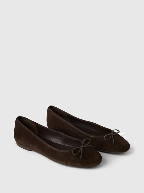 Suede Ballet Flats Brown Flats Shoes, Ballet Flats 2024, Women’s Flats, Suede Flats Outfit, Suede Boots Outfit, Flat Ballet Shoes, Tieks Ballet Flats, Brown Ballet Flats, Ballet Flats Outfit