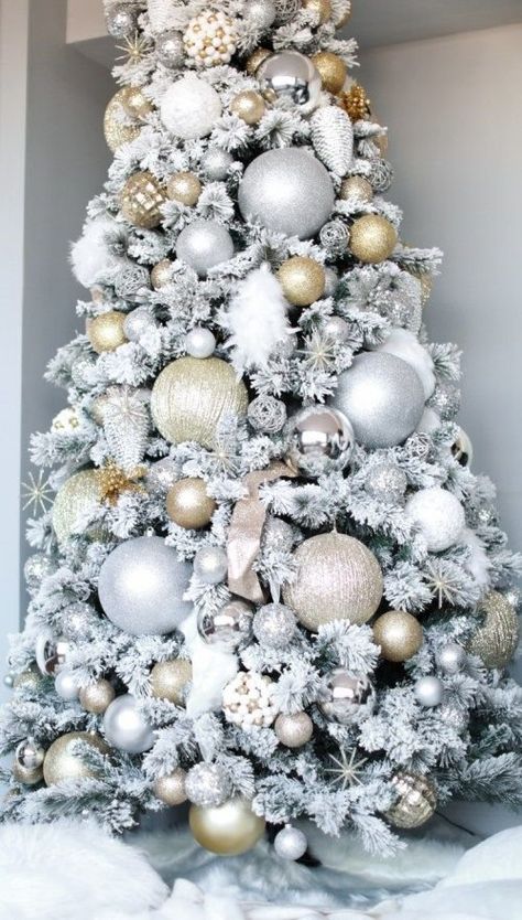 White Christmas Tree Decorations, Gold Christmas Tree Decorations, Flocked Christmas Tree, Flocked Christmas Trees Decorated, Christmas Tree Decorating Themes, Silver Christmas Decorations, Elegant Christmas Trees, Glam Christmas, White Christmas Trees