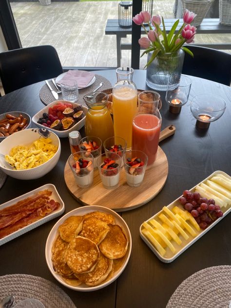 Ideas For Breakfast Buffet, Serving Breakfast Ideas, Aesthetic Breakfast Table, Breakfast Ideas Table, Easy Travel Meals Road Trips Food Ideas, Romantic Breakfast For Him, Bulk Breakfast Ideas, Cabin Breakfast Ideas, Winter Brunch Ideas