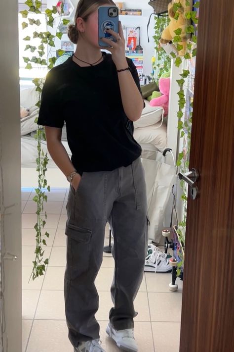 Lesbian Sweatpants Outfit, Tomboy Hourglass Outfits, Lesbian Skater Outfits, Masc Women Casual Outfits, Fall Masc Outfits For Women, Masc School Outfits, Tomboy Teacher Outfits, Summer Stem Outfits, School Outfits Masc