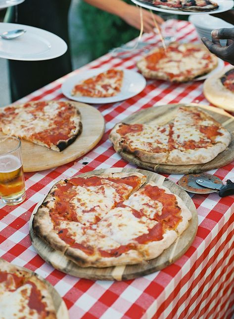 Wedding Rehearsal Pizza Party, Italian Wedding Pool Party, Italy Rehearsal Dinner, Summer In Italy Party, Italy Engagement Party, Pizza Garden Party, Italian Pizza Party Decorations, Pizza Themed Rehearsal Dinner, Italian Rehearsal Dinner Ideas